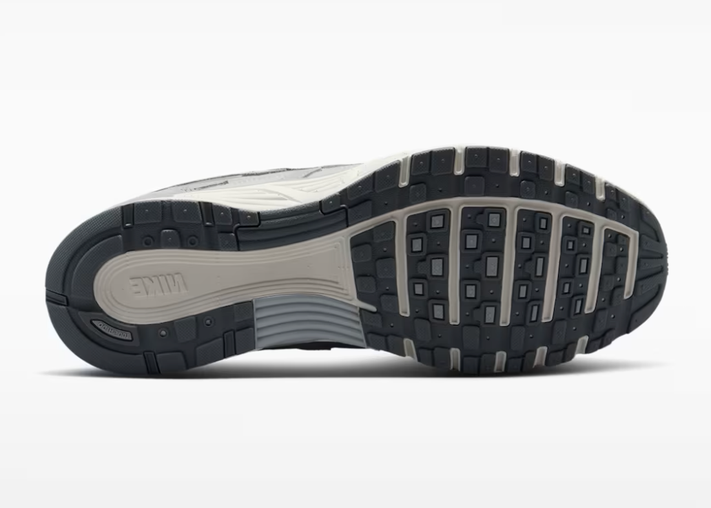 Nike P-6000 SE Pure Platinum Wolf Grey Summit White grise et blanche avec textile respirant, renforts en cuir synthétique et semelle en mousse vue de dessous. 