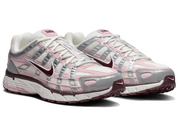 Nike P-6000 Silver Burgundy Plum Chalk blanche et argentée avec mesh, empiècements Metallic Silver, détails Burgundy Crush et Plum Chalk vue de 3/4. 