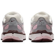 Nike P-6000 Silver Burgundy Plum Chalk blanche et argentée avec mesh, empiècements Metallic Silver, détails Burgundy Crush et Plum Chalk vue de profil intérieur vue de derrière. 