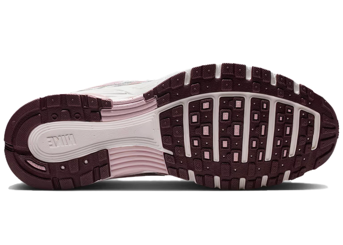 Nike P-6000 Silver Burgundy Plum Chalk blanche et argentée avec mesh, empiècements Metallic Silver, détails Burgundy Crush et Plum Chalk vue de profil intérieur vue de dessous. 