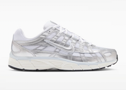 Nike P-6000 White Blue Tint Sail Metallic Silver blanche et Sail avec mesh, renforts Blue Tint et détails Metallic Silver vue de profil. 