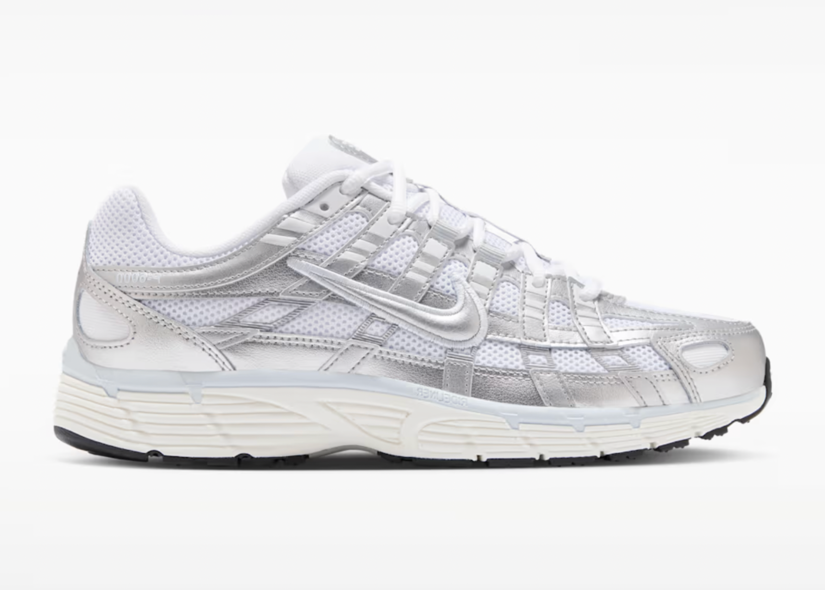 Nike P-6000 White Blue Tint Sail Metallic Silver blanche et Sail avec mesh, renforts Blue Tint et détails Metallic Silver vue de profil. 