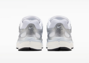 Nike P-6000 White Blue Tint Sail Metallic Silver blanche et Sail avec mesh, renforts Blue Tint et détails Metallic Silver vue de derrière. 