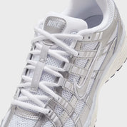 Vue latérale zoomée de la Nike P-6000 White Blue Tint Sail Metallic Silver blanche et Sail avec mesh, renforts Blue Tint et détails Metallic Silver vue de dessous. 