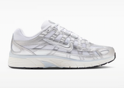Nike P-6000 White Blue Tint Sail Metallic Silver blanche et Sail avec mesh, renforts Blue Tint et détails Metallic Silver vue de profil intérieur. 