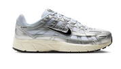 La Nike P-6000 White Metallic Silver Flat Silver Black en mesh blanc et cuir synthétique argenté avec semelle caoutchouc, design rétro-running.