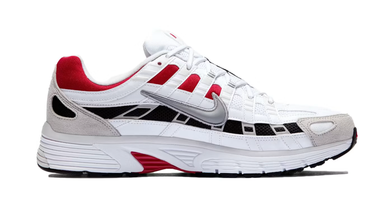 Nike P-6000 White University Red blanche avec tige en mesh, empiècements gris, Swoosh rouge et semelle rétro-running.