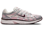 Nike P-6000 Silver Burgundy Plum Chalk blanche et argentée avec mesh, empiècements Metallic Silver, détails Burgundy Crush et Plum Chalk vue de profil intérieur. 