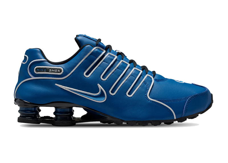 Nike Shox NZ Court Blue avec tige en cuir synthétique et mesh bleu Court Blue, détails noirs et blancs, amorti Nike Shox à quatre colonnes et semelle extérieure BRS 1000.