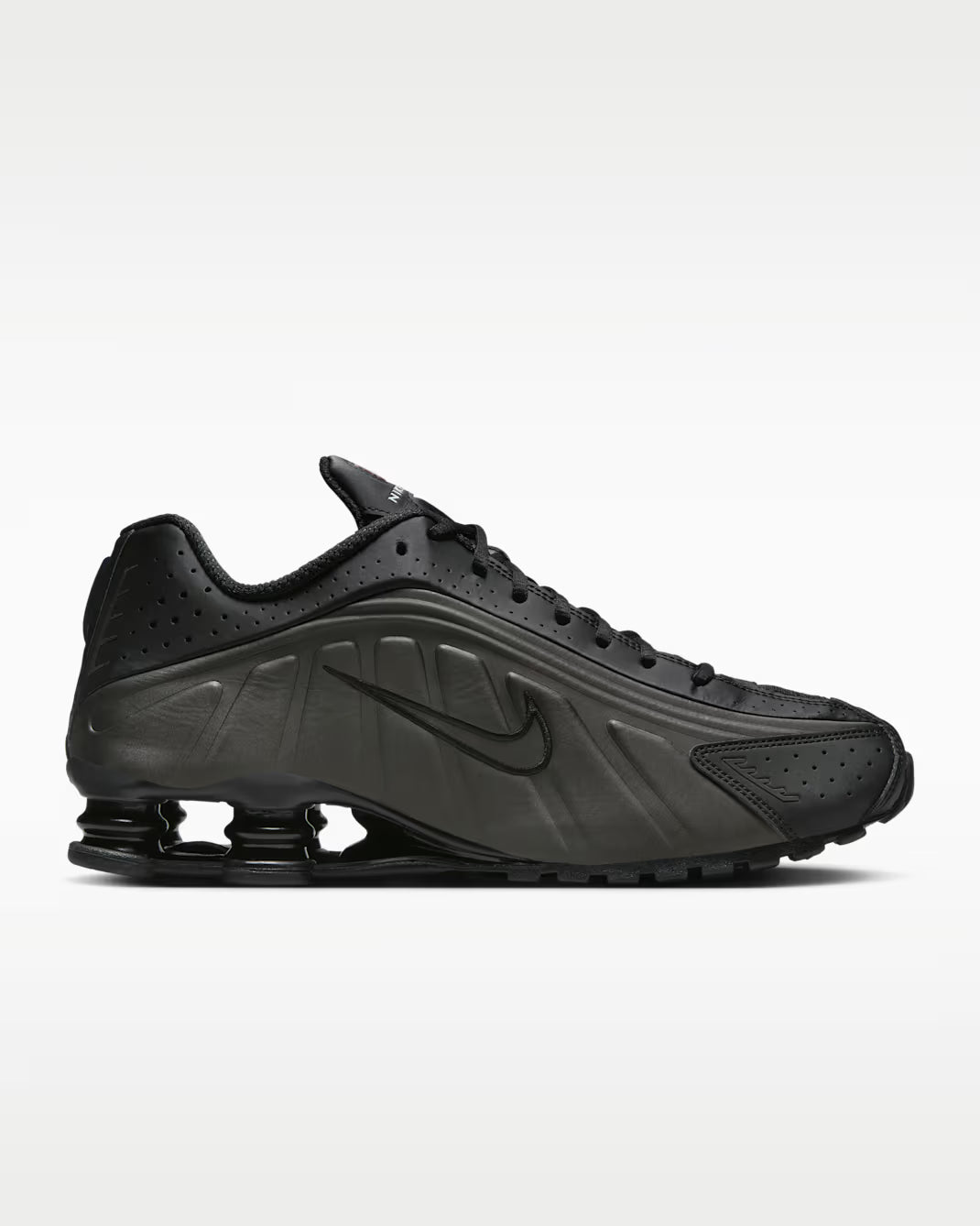 Nike Shox R4 Black Bright Crimson noires avec détails Bright Crimson et amorti Nike Shox.