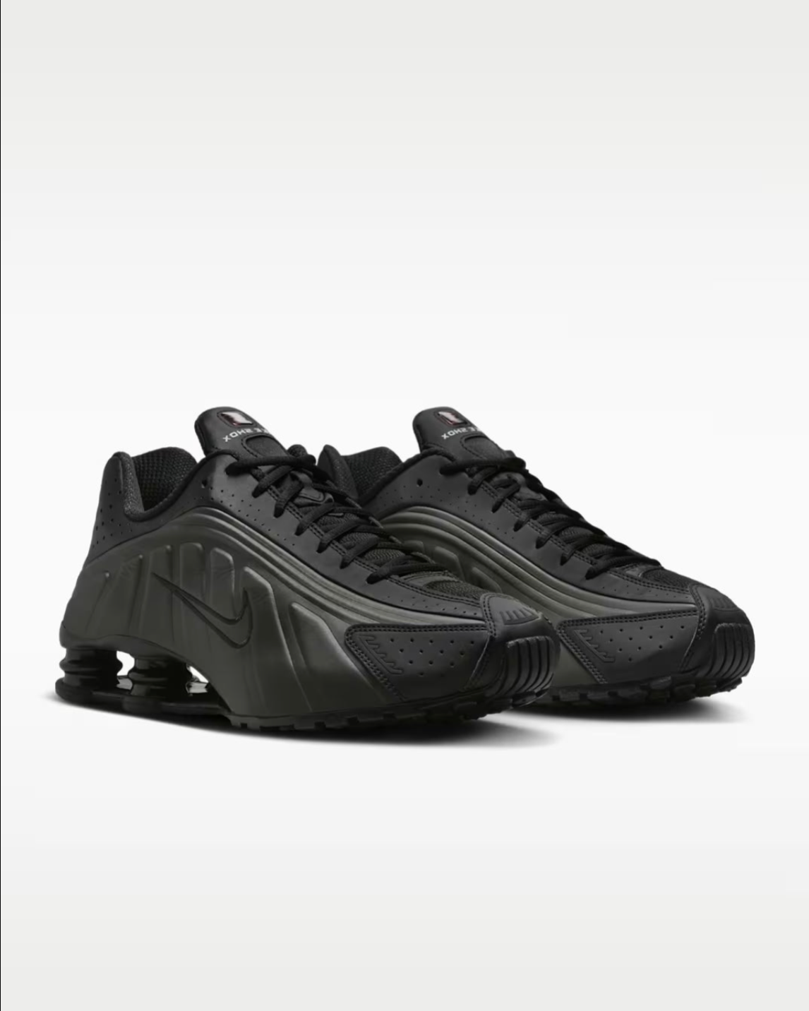 Nike Shox R4 Black Bright Crimson noires avec détails Bright Crimson et amorti Nike Shox.