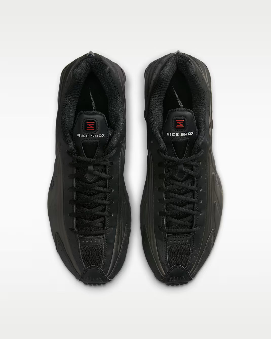 Nike Shox R4 Black Bright Crimson noires avec détails Bright Crimson et amorti Nike Shox.