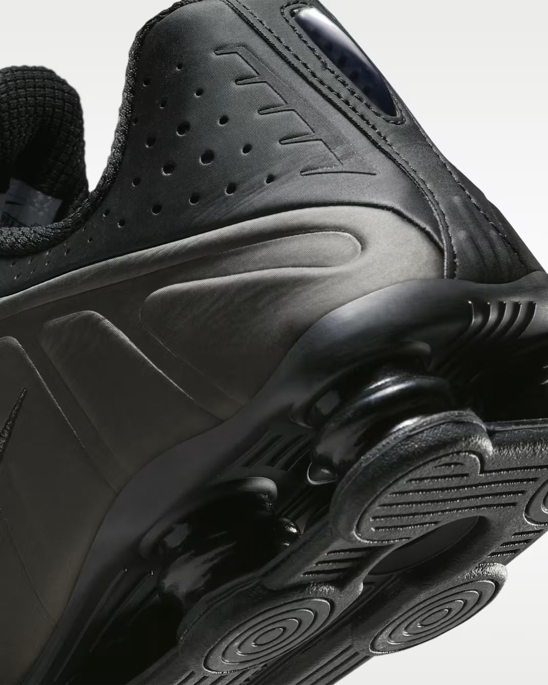 Nike Shox R4 Black Bright Crimson noires avec détails Bright Crimson et amorti Nike Shox.