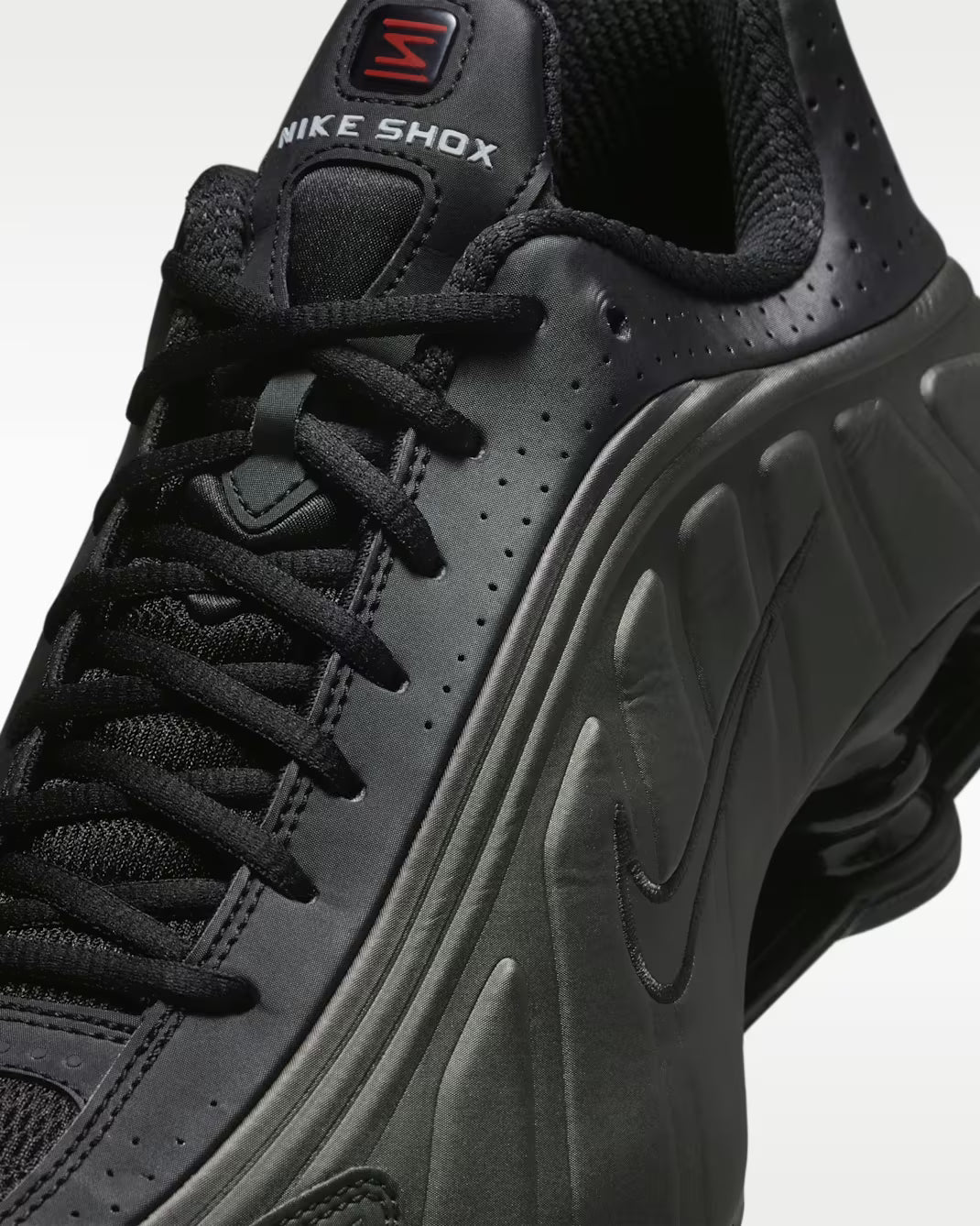 Nike Shox R4 Black Bright Crimson noires avec détails Bright Crimson et amorti Nike Shox.