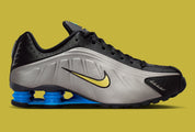 Nike Shox R4 Brazil avec tige en mesh noir et empiècements synthétiques, détails Canary et Light Photo Blue, amorti Nike Shox et semelle extérieure en caoutchouc.