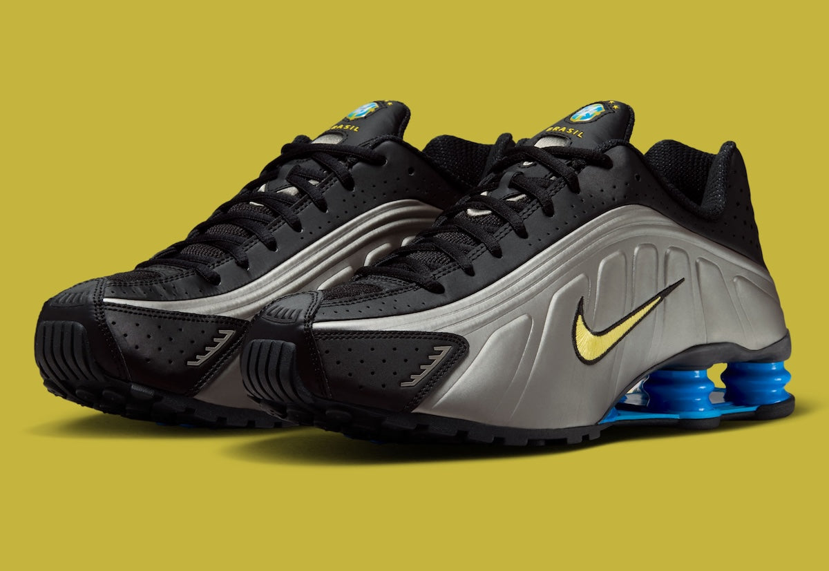 Nike Shox R4 Brazil avec tige en mesh noir et empiècements synthétiques, détails Canary et Light Photo Blue, amorti Nike Shox et semelle extérieure en caoutchouc.