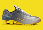 Nike Shox R4 Bright Citron avec tige en matières synthétiques et textile en dégradé de gris, Swoosh et colonnes Shox jaune Bright Citron, perforations respirantes et semelle extérieure en caoutchouc.