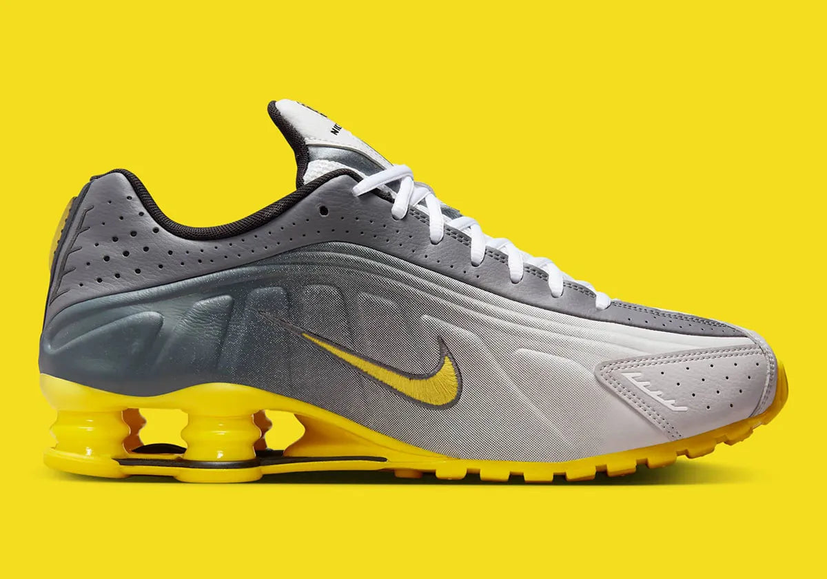 Nike Shox R4 Bright Citron avec tige en matières synthétiques et textile en dégradé de gris, Swoosh et colonnes Shox jaune Bright Citron, perforations respirantes et semelle extérieure en caoutchouc.