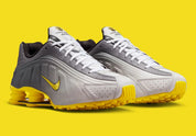Nike Shox R4 Bright Citron avec tige en matières synthétiques et textile en dégradé de gris, Swoosh et colonnes Shox jaune Bright Citron, perforations respirantes et semelle extérieure en caoutchouc.