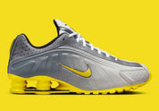Nike Shox R4 Bright Citron avec tige en matières synthétiques et textile en dégradé de gris, Swoosh et colonnes Shox jaune Bright Citron, perforations respirantes et semelle extérieure en caoutchouc.