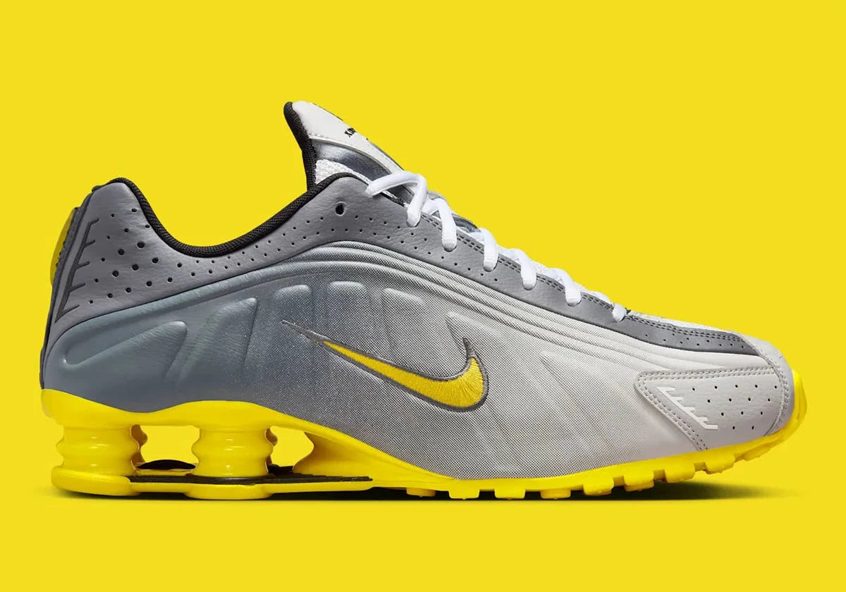 Nike Shox R4 Bright Citron avec tige en matières synthétiques et textile en dégradé de gris, Swoosh et colonnes Shox jaune Bright Citron, perforations respirantes et semelle extérieure en caoutchouc.