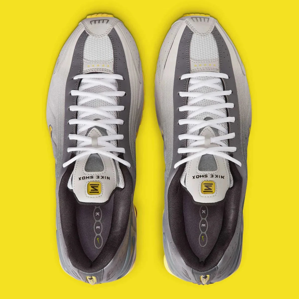 Nike Shox R4 Bright Citron avec tige en matières synthétiques et textile en dégradé de gris, Swoosh et colonnes Shox jaune Bright Citron, perforations respirantes et semelle extérieure en caoutchouc.