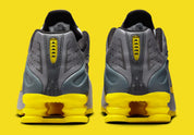 Nike Shox R4 Bright Citron avec tige en matières synthétiques et textile en dégradé de gris, Swoosh et colonnes Shox jaune Bright Citron, perforations respirantes et semelle extérieure en caoutchouc.