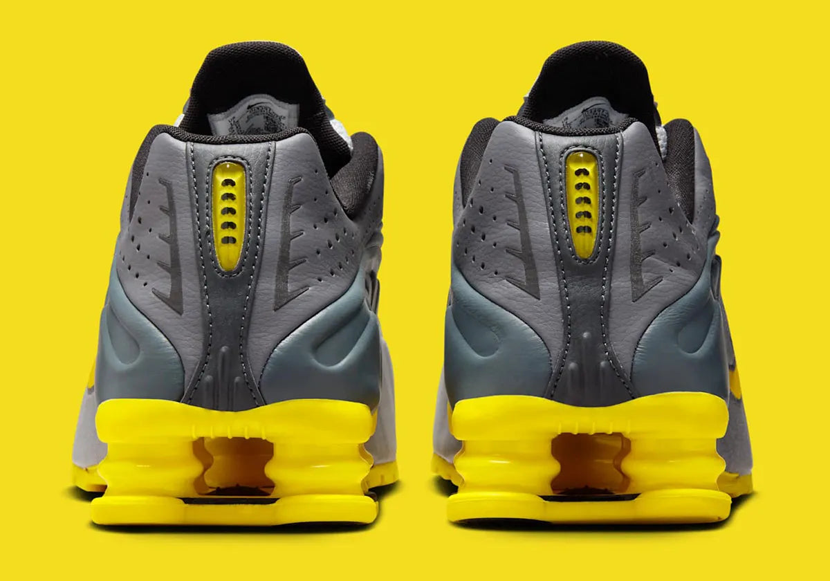 Nike Shox R4 Bright Citron avec tige en matières synthétiques et textile en dégradé de gris, Swoosh et colonnes Shox jaune Bright Citron, perforations respirantes et semelle extérieure en caoutchouc.