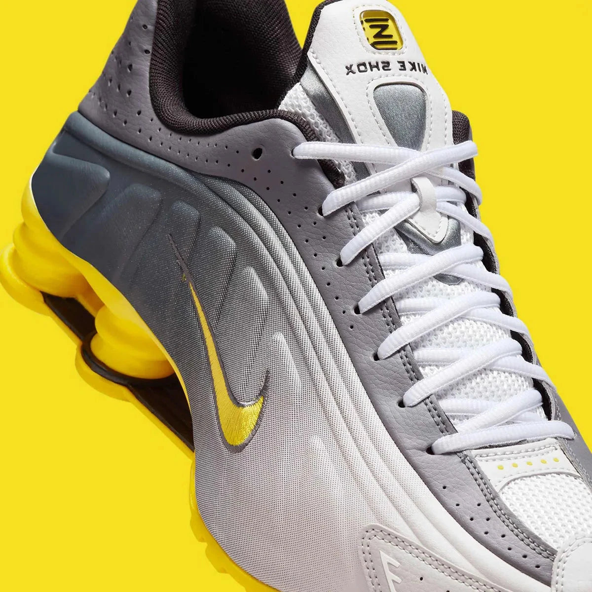 Nike Shox R4 Bright Citron avec tige en matières synthétiques et textile en dégradé de gris, Swoosh et colonnes Shox jaune Bright Citron, perforations respirantes et semelle extérieure en caoutchouc.