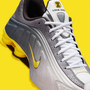 Nike Shox R4 Bright Citron avec tige en matières synthétiques et textile en dégradé de gris, Swoosh et colonnes Shox jaune Bright Citron, perforations respirantes et semelle extérieure en caoutchouc.