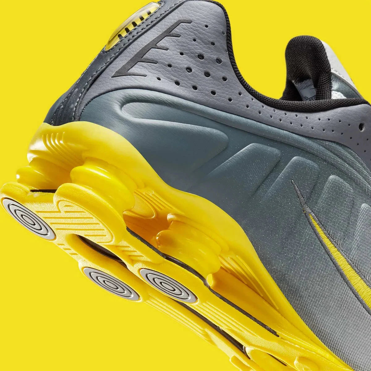 Nike Shox R4 Bright Citron avec tige en mesh et empiècements synthétiques gris dégradé, colonnes Nike Shox jaune Bright Citron et semelle extérieure en caoutchouc.
