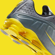Nike Shox R4 Bright Citron avec tige en mesh et empiècements synthétiques gris dégradé, colonnes Nike Shox jaune Bright Citron et semelle extérieure en caoutchouc.
