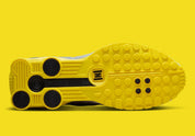 Nike Shox R4 Bright Citron avec tige en mesh et empiècements synthétiques gris dégradé, colonnes Nike Shox jaune Bright Citron et semelle extérieure en caoutchouc.