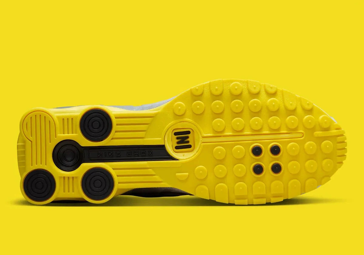 Nike Shox R4 Bright Citron avec tige en mesh et empiècements synthétiques gris dégradé, colonnes Nike Shox jaune Bright Citron et semelle extérieure en caoutchouc.