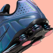 Nike Shox R4 Iridescent avec tige en cuir synthétique à finition irisée, détails réfléchissants, amorti Nike Shox à quatre colonnes et semelle extérieure en caoutchouc.