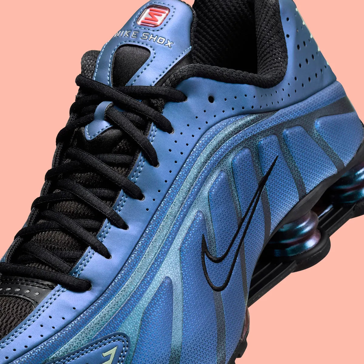 Nike Shox R4 Iridescent avec tige en cuir synthétique à finition irisée, détails réfléchissants, amorti Nike Shox à quatre colonnes et semelle extérieure en caoutchouc.