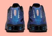 Nike Shox R4 Iridescent avec tige en cuir synthétique à finition irisée, détails réfléchissants, amorti Nike Shox à quatre colonnes et semelle extérieure en caoutchouc.