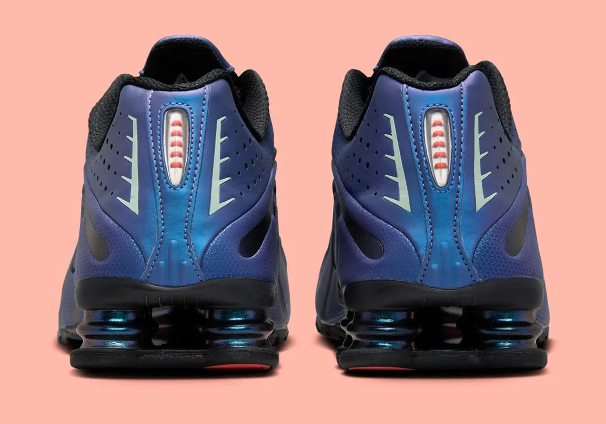 Nike Shox R4 Iridescent avec tige en cuir synthétique à finition irisée, détails réfléchissants, amorti Nike Shox à quatre colonnes et semelle extérieure en caoutchouc.