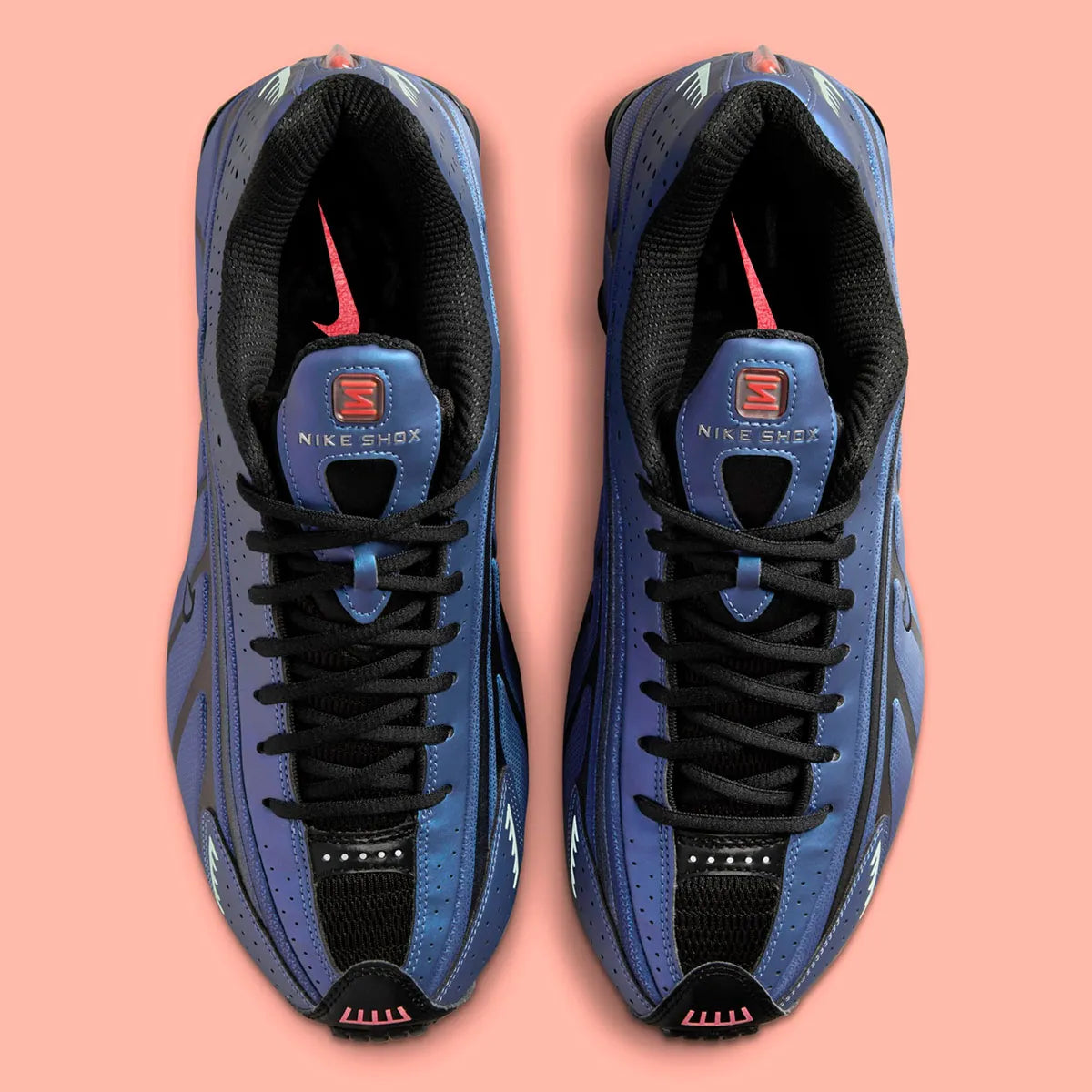 Nike Shox R4 Iridescent avec tige en cuir synthétique à finition irisée, détails réfléchissants, amorti Nike Shox à quatre colonnes et semelle extérieure en caoutchouc.
