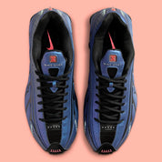 Nike Shox R4 Iridescent avec tige en cuir synthétique à finition irisée, détails réfléchissants, amorti Nike Shox à quatre colonnes et semelle extérieure en caoutchouc.