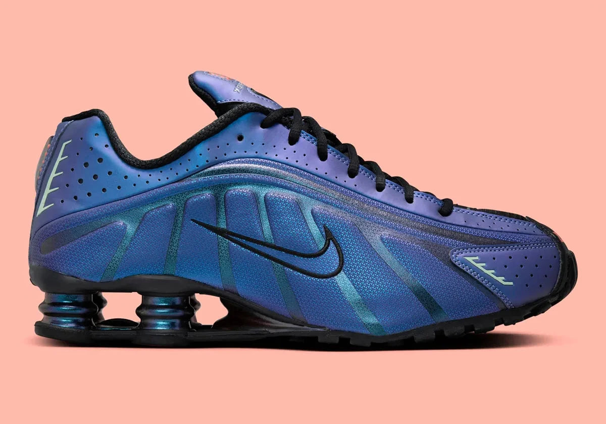 Nike Shox R4 Iridescent avec tige en cuir synthétique à finition irisée, détails réfléchissants, amorti Nike Shox à quatre colonnes et semelle extérieure en caoutchouc.
