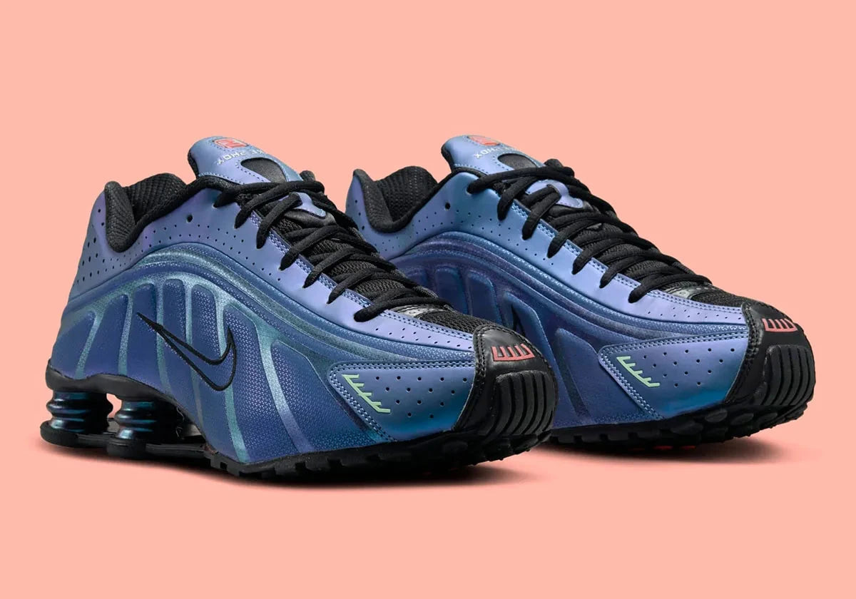 Nike Shox R4 Iridescent avec tige en cuir synthétique à finition irisée, détails réfléchissants, amorti Nike Shox à quatre colonnes et semelle extérieure en caoutchouc.