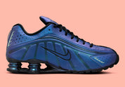 Nike Shox R4 Iridescent avec tige en cuir synthétique à finition irisée, détails réfléchissants, amorti Nike Shox à quatre colonnes et semelle extérieure en caoutchouc.