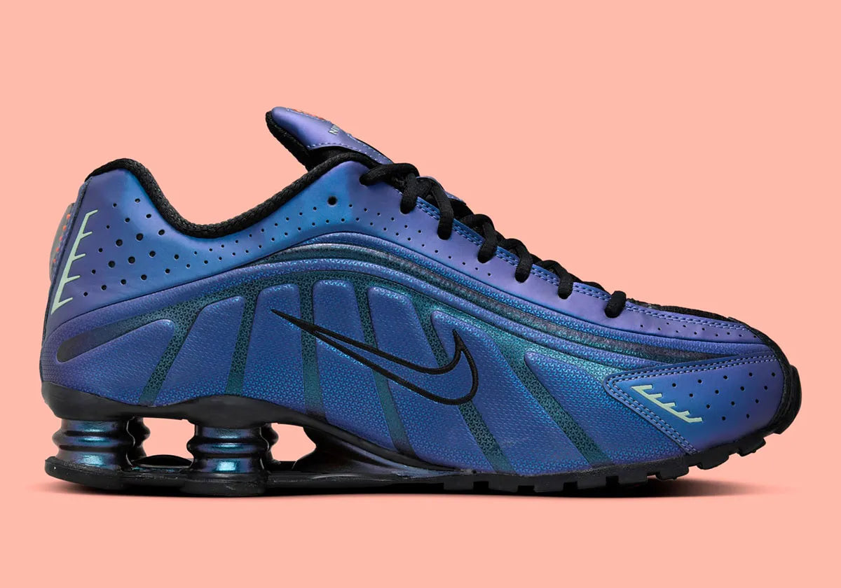 Nike Shox R4 Iridescent avec tige en cuir synthétique à finition irisée, détails réfléchissants, amorti Nike Shox à quatre colonnes et semelle extérieure en caoutchouc.