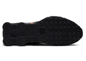 Nike Shox R4 Neymar Black avec empeigne synthétique et textile noire, détails Bright Crimson, perforations respirantes et colonnes d'amorti Nike Shox au talon.