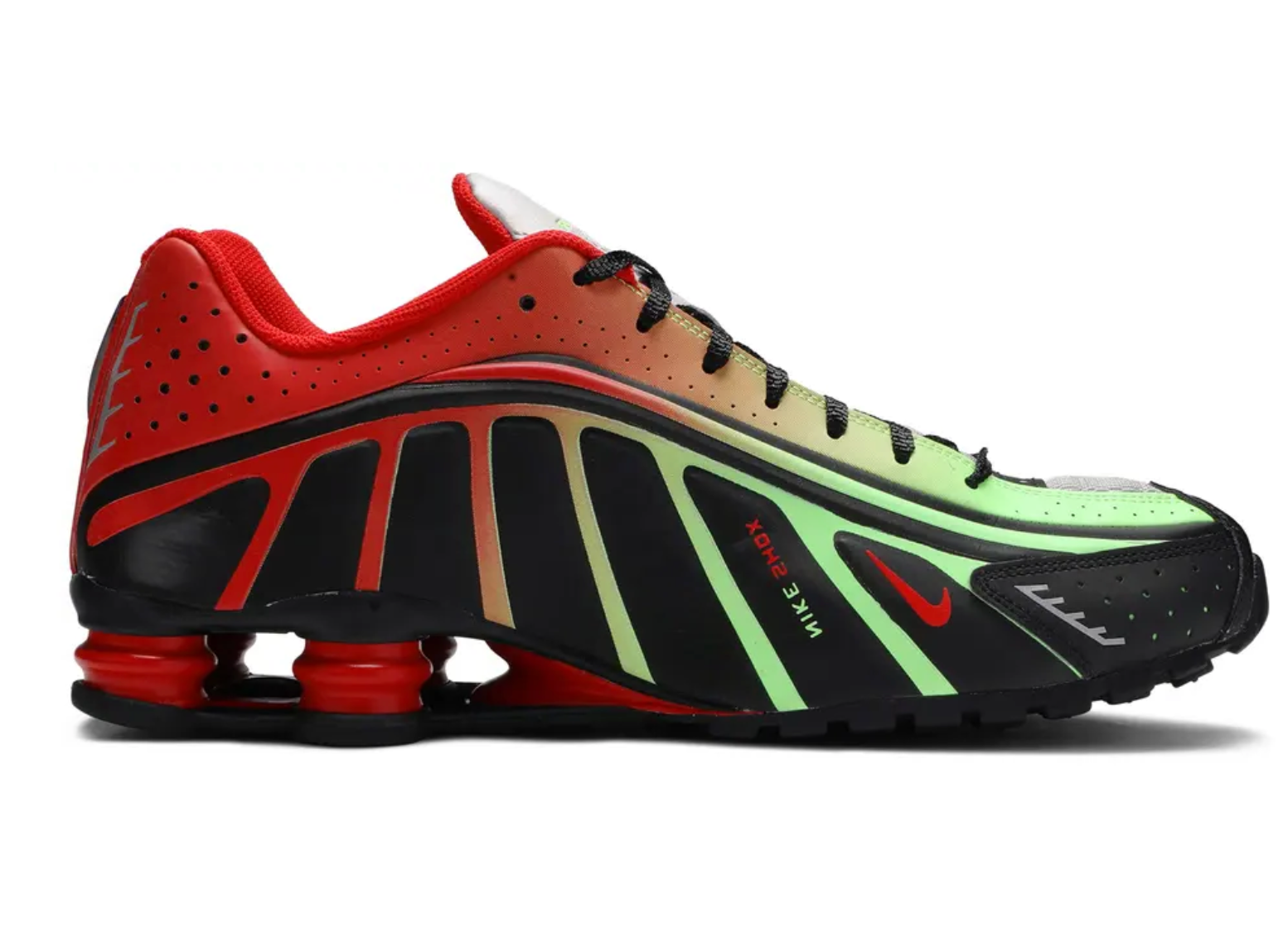 Nike Shox R4 Neymar Black avec empeigne synthétique et textile noire, détails Bright Crimson, perforations respirantes et colonnes d'amorti Nike Shox au talon.
