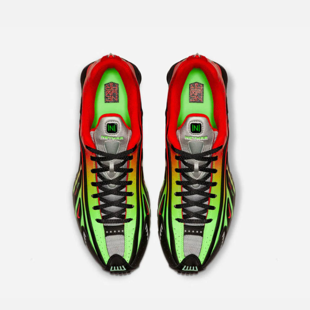 Nike Shox R4 Neymar Black avec empeigne synthétique et textile noire, détails Bright Crimson, perforations respirantes et colonnes d'amorti Nike Shox au talon.