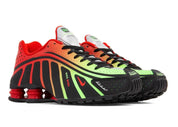 Nike Shox R4 Neymar Black avec empeigne synthétique et textile noire, détails Bright Crimson, perforations respirantes et colonnes d'amorti Nike Shox au talon.