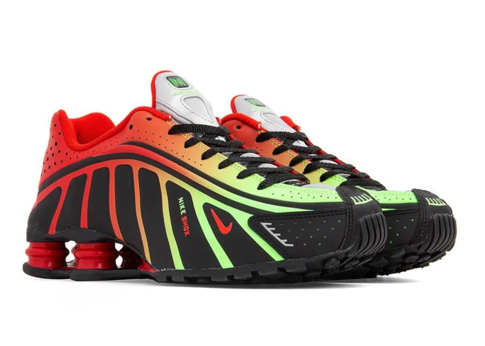 Nike Shox R4 Neymar Black avec empeigne synthétique et textile noire, détails Bright Crimson, perforations respirantes et colonnes d'amorti Nike Shox au talon.