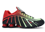 Nike Shox R4 Neymar Black avec empeigne synthétique et textile noire, détails Bright Crimson, perforations respirantes et colonnes d'amorti Nike Shox au talon.